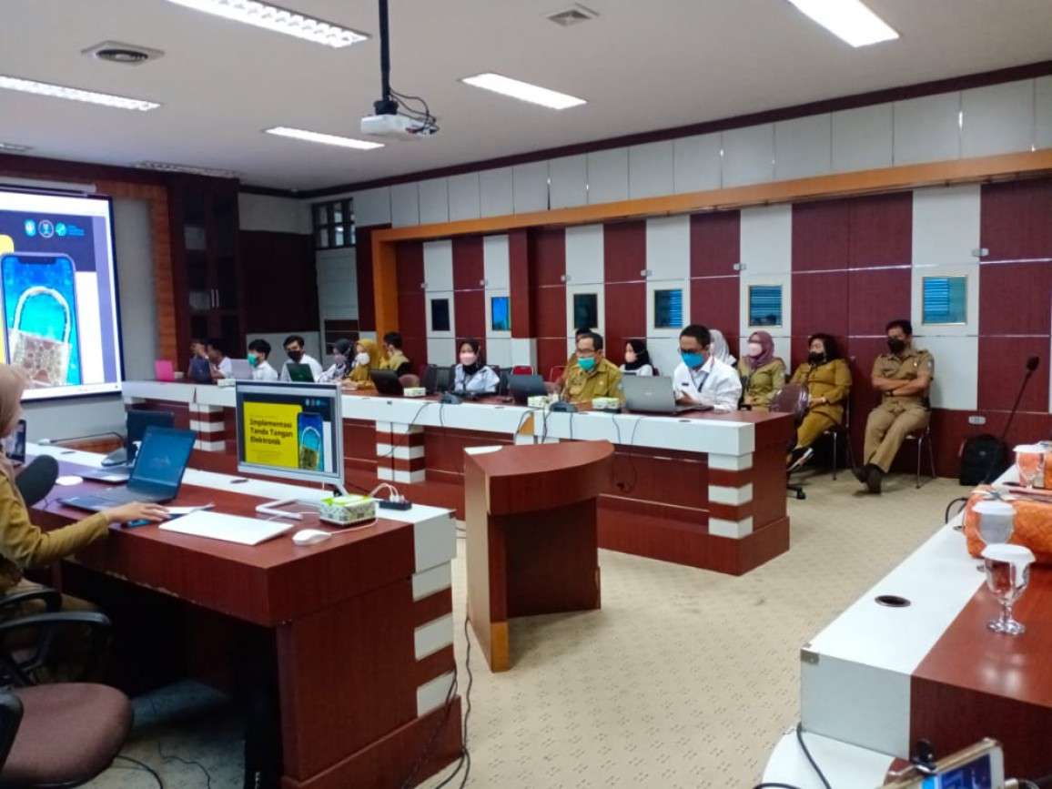 Implementasi TTE di Ruang Rapat Bupati Kubu Raya, bersama Plt. Asisten 3 dan Peserta dari bagian Sekretariat Daerah KKR