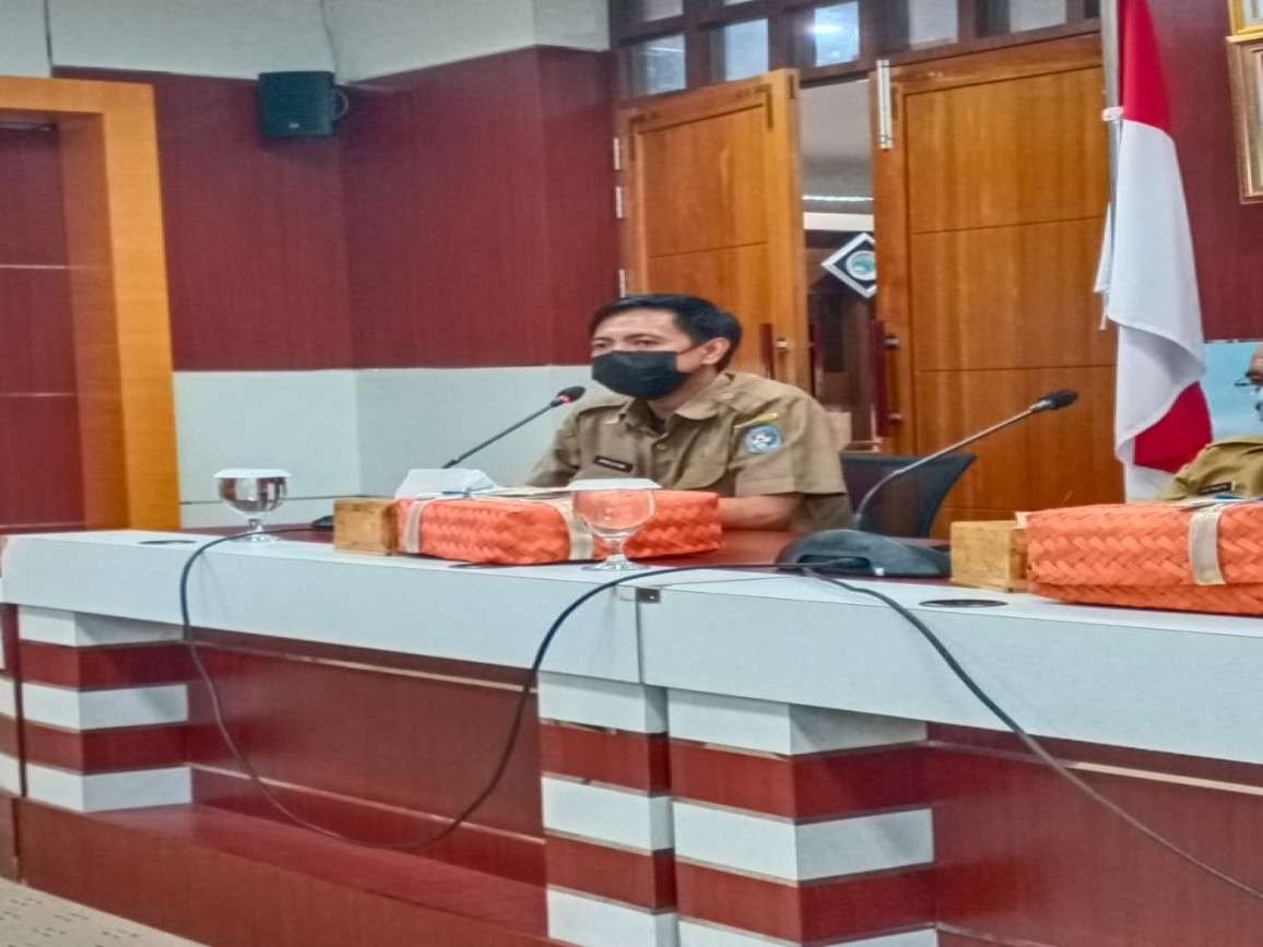Implementasi TTE di Ruang Rapat Bupati Kubu Raya, bersama Plt. Asisten 3 dan Peserta dari bagian Sekretariat Daerah KKR