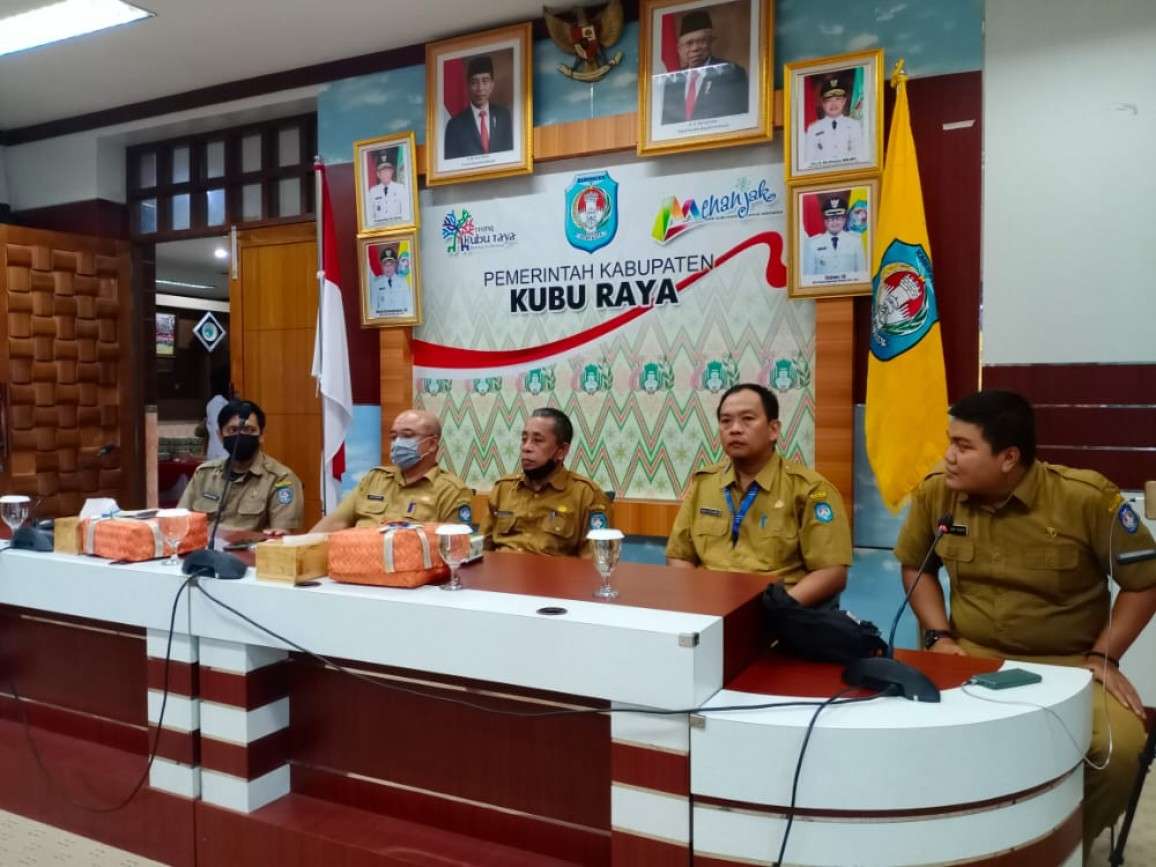 Implementasi TTE di Ruang Rapat Bupati Kubu Raya, bersama Plt. Asisten 3 dan Peserta dari bagian Sekretariat Daerah KKR