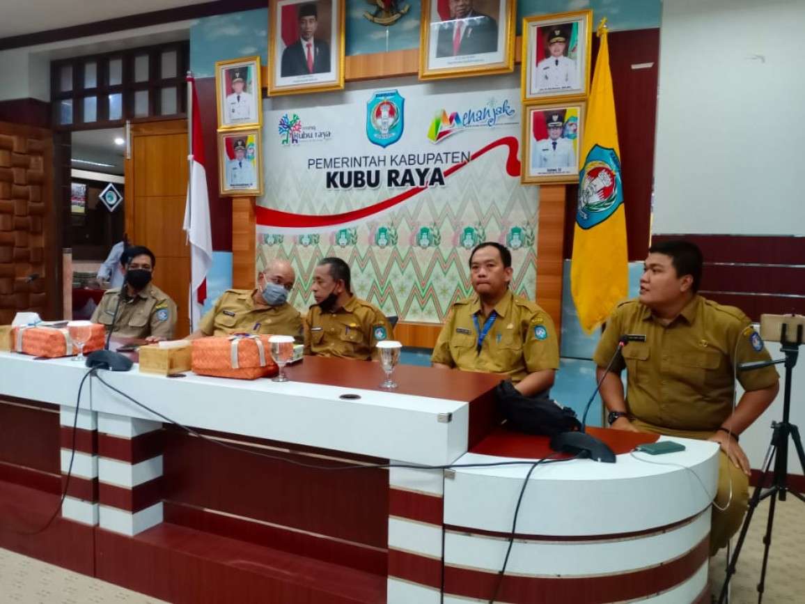 Implementasi TTE di Ruang Rapat Bupati Kubu Raya, bersama Plt. Asisten 3 dan Peserta dari bagian Sekretariat Daerah KKR