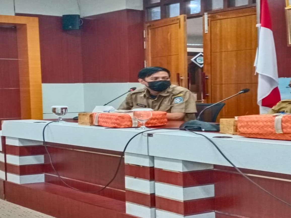 Implementasi TTE di Ruang Rapat Bupati Kubu Raya, bersama Plt. Asisten 3 dan Peserta dari bagian Sekretariat Daerah KKR