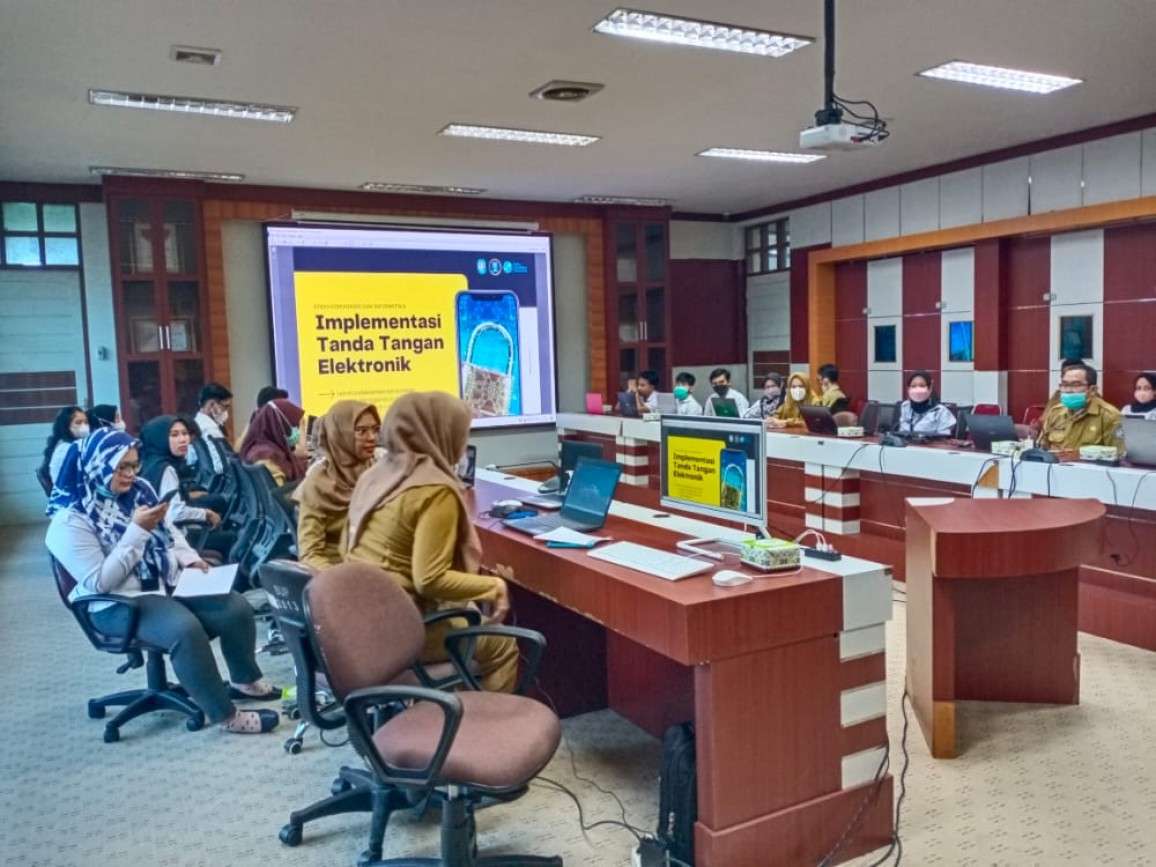 Implementasi TTE di Ruang Rapat Bupati Kubu Raya, bersama Plt. Asisten 3 dan Peserta dari bagian Sekretariat Daerah KKR