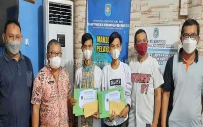 Penyerahan Hadiah dan Sertifikat Kepada Pemenang Lomba Social Media Contest Diskominfo KKR